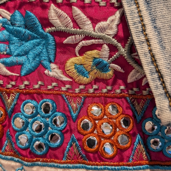 Desigual Embellished Light Wash Denim Jacket with Multicolor Floral Sleeves - Picture 4 of 9